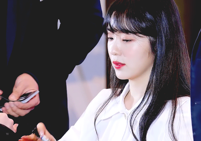 형광등 100개를 켠듯한 아우라 뽐내는 아이린.GIF | 인스티즈