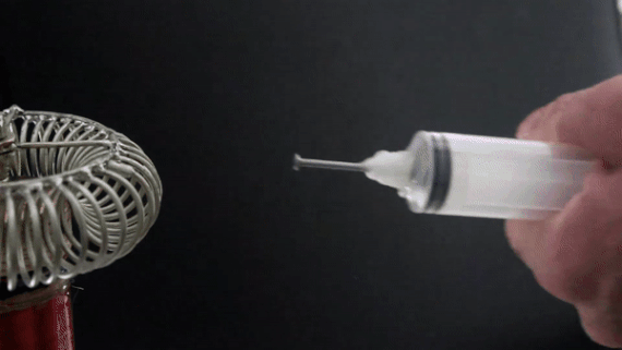 주사기에 플라즈마 빨아들이기.gif | 인스티즈