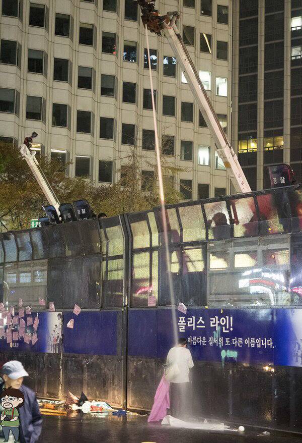 흙오이 방지를 위한 물대포 직빵으로 쏘는 경찰들 박제 | 인스티즈