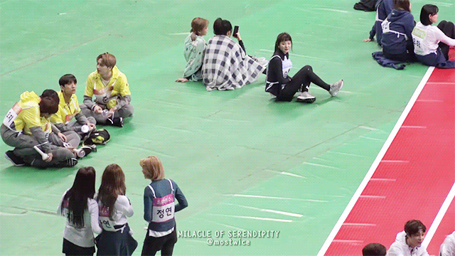 쫓고 쫓기는 아육대 레드벨벳과 트와이스.gif | 인스티즈