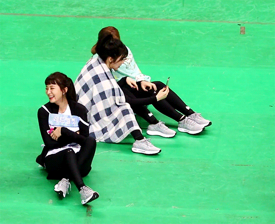 쫓고 쫓기는 아육대 레드벨벳과 트와이스.gif | 인스티즈