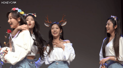 자기한테 뽀뽀해달라는 러블리즈 막내.gif | 인스티즈