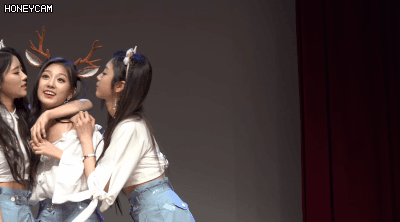 자기한테 뽀뽀해달라는 러블리즈 막내.gif | 인스티즈