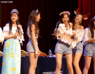 자기한테 뽀뽀해달라는 러블리즈 막내.gif | 인스티즈