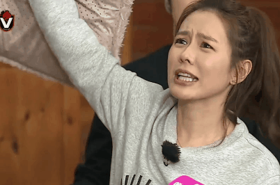 앉고있던 베개로 사람때리는 손예진.gif | 인스티즈