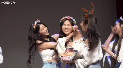 자기한테 뽀뽀해달라는 러블리즈 막내.gif | 인스티즈