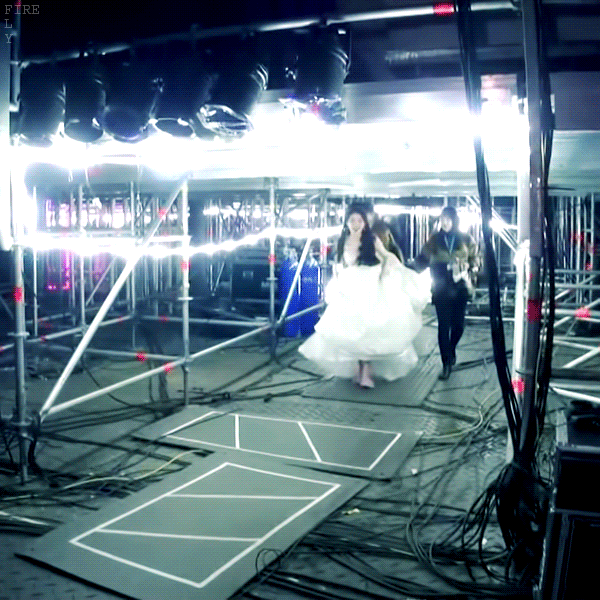 공주님같은 화이트드레스입은 아이유.gif | 인스티즈