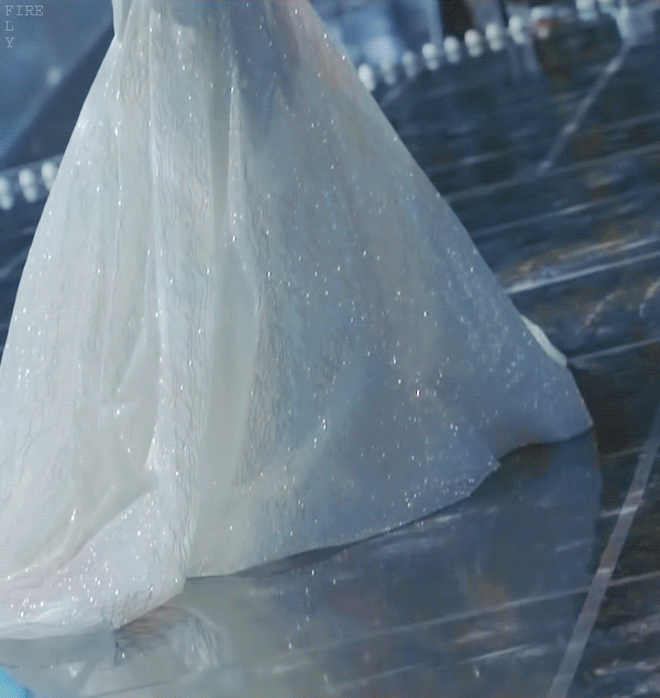 공주님같은 화이트드레스입은 아이유.gif | 인스티즈