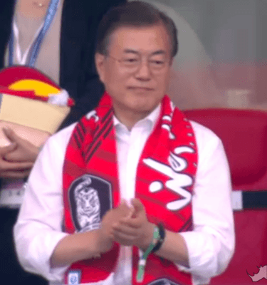 격려하는 문재인 대통령.GIF | 인스티즈