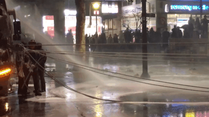 흙오이 방지를 위한 물대포 직빵으로 쏘는 경찰들 박제 | 인스티즈