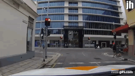 야! 앞 잘 보고 다녀!!.gif | 인스티즈