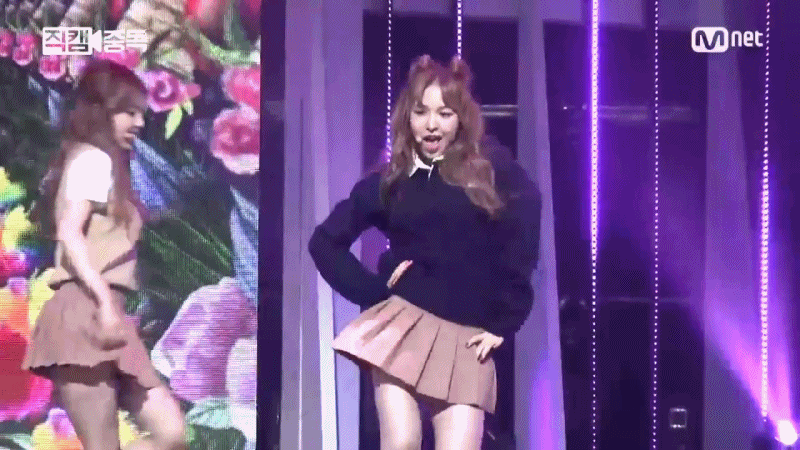 웬디의 엉덩이를 노리는 아이린.jpgif | 인스티즈