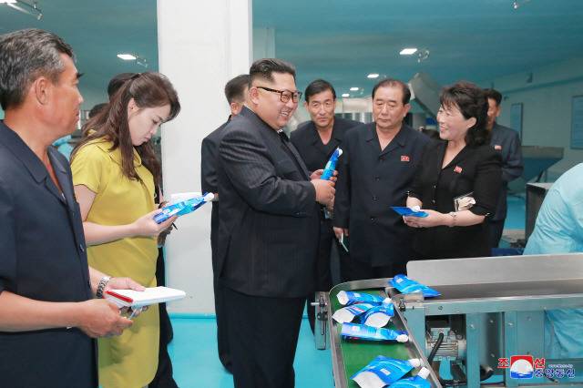 인민복 풀어헤치고 소형차 이동..달라진 김정은 | 인스티즈