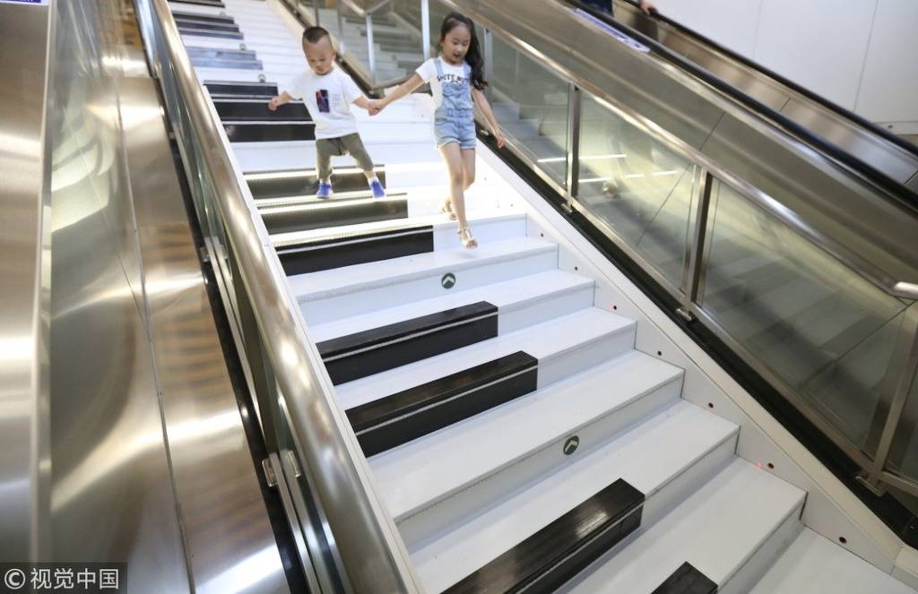 중국 서안의 한 지하철역에 피아노 건반 계단 | 인스티즈