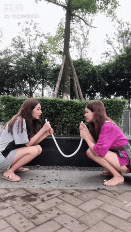 더 세게 부는 사람이 이기는 거다?.gif | 인스티즈