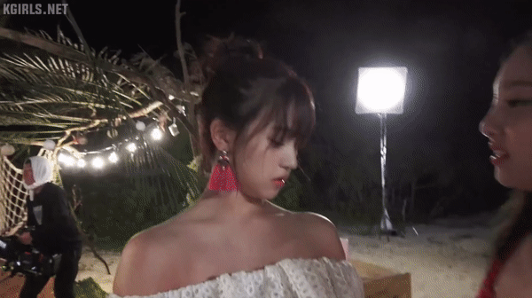 이상한방법으로 미나 어깨넓이 재는 나연이.gif | 인스티즈