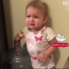 물통에 팔이 끼인 아기 | 인스티즈