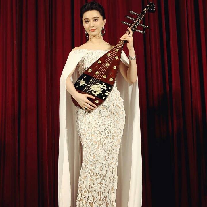 신기한 드레스를 많이입고다니는 판빙빙 | 인스티즈