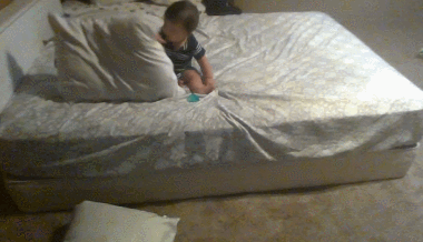 아기가 높은 침대에서 탈출하는 신박한 방법.gif | 인스티즈