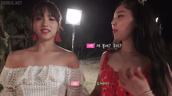 이상한방법으로 미나 어깨넓이 재는 나연이.gif | 인스티즈