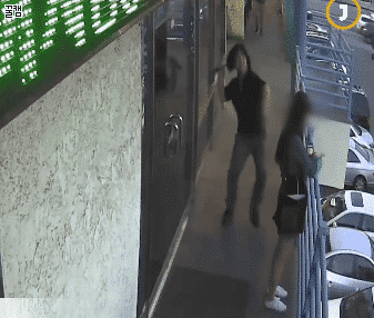 한국여자를 망치로 뚜드려패는 20대 한국남성.gif | 인스티즈