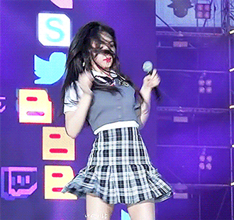 교복을 입어버린 나연이 | 인스티즈