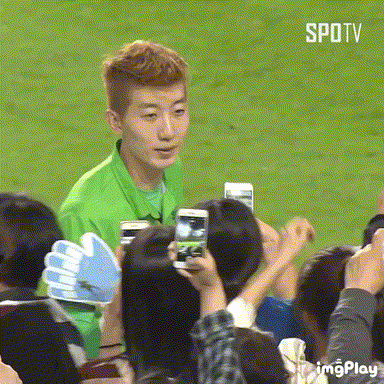 경기끝나고 대구 팬들에게 인사해주는 선수들 가운데 유독 튀는 한 선수 | 인스티즈