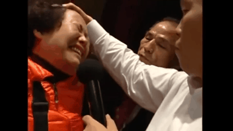 예수중심교회 귀신쫓는 의식.gif | 인스티즈