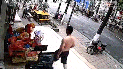 혐)중국 대낮 도심한복판에서의 칼싸움.gif | 인스티즈