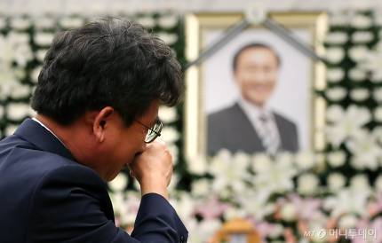 슬퍼하는 유시민 작가 | 인스티즈