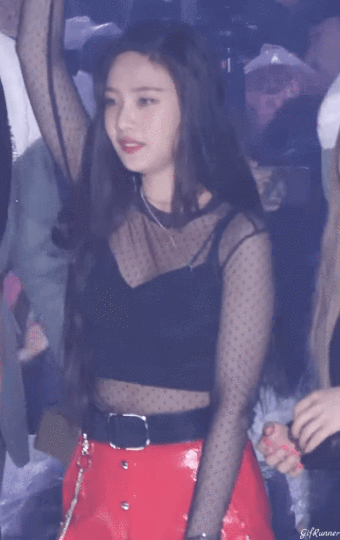 조이의 선물 투척에 깜놀하는 아이린 | 인스티즈