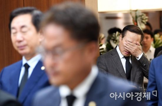 노회찬 의원 빈소에서 오열하는 김성태 홍영표 원내대표 | 인스티즈
