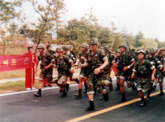 여름 주간 행군 vs 겨울 야간 행군 | 인스티즈