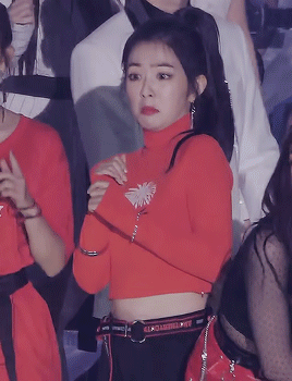 조이의 선물 투척에 깜놀하는 아이린 | 인스티즈