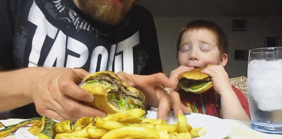 먹방찍다가 우는 아이.GIF | 인스티즈