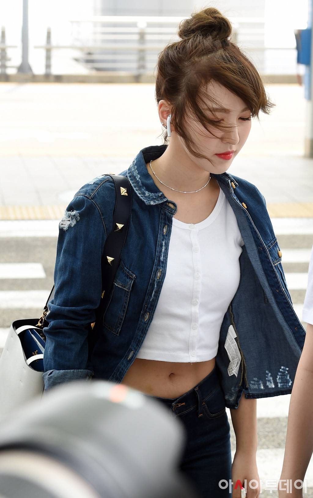 바람 부는 공항의 레드벨벳 웬디.jpg | 인스티즈