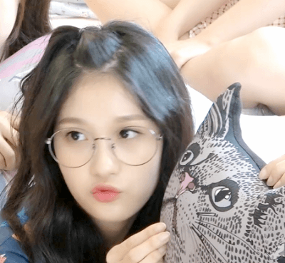 안경이 잘 어울리는 아이돌.gif | 인스티즈