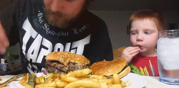 먹방찍다가 우는 아이.GIF | 인스티즈