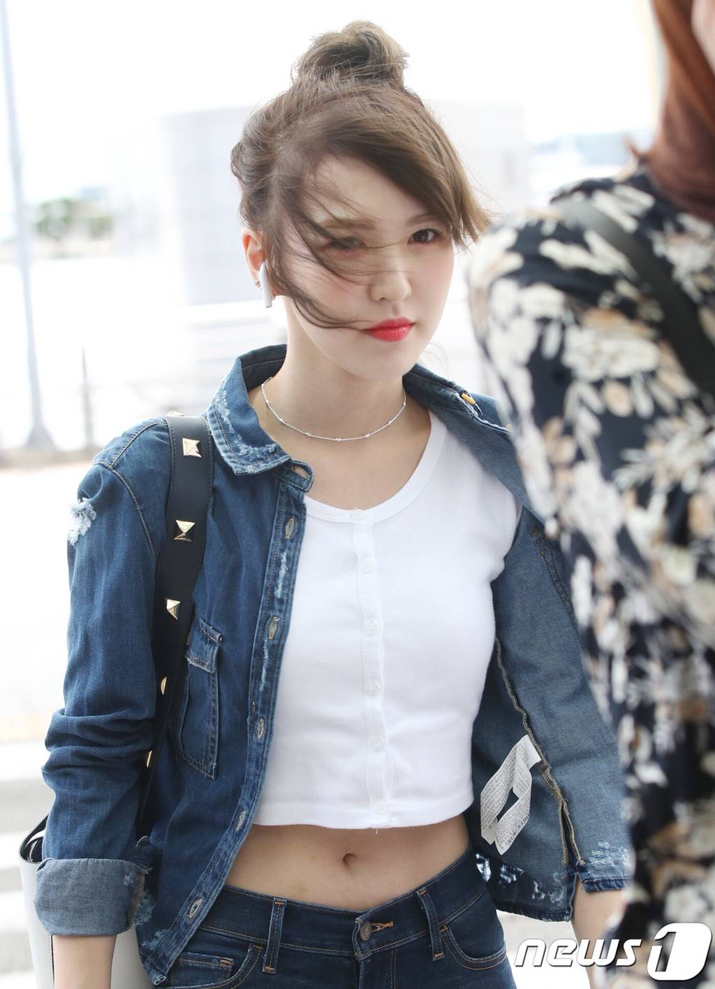 바람 부는 공항의 레드벨벳 웬디.jpg | 인스티즈