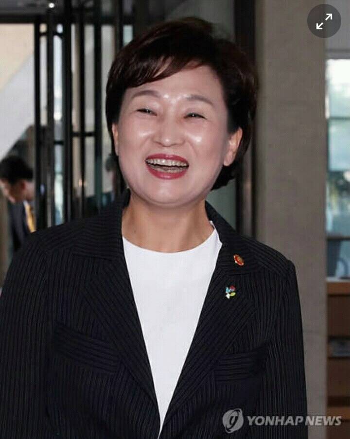 첫 출근하는 김현미 국토부 장관 | 인스티즈