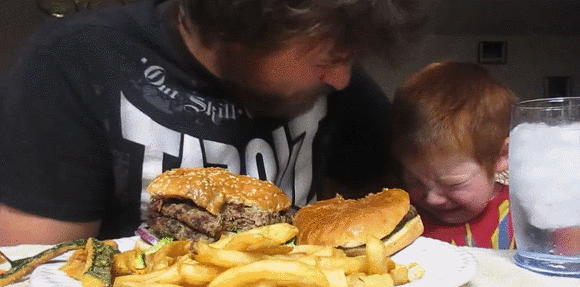 먹방찍다가 우는 아이.GIF | 인스티즈