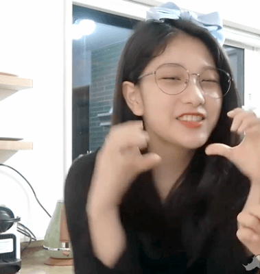 안경이 잘 어울리는 아이돌.gif | 인스티즈