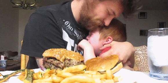 먹방찍다가 우는 아이.GIF | 인스티즈