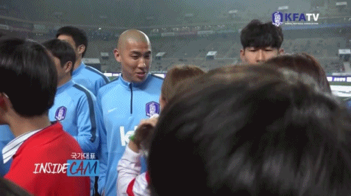 여자들이 잘생긴 남자를 바라볼때.gif | 인스티즈