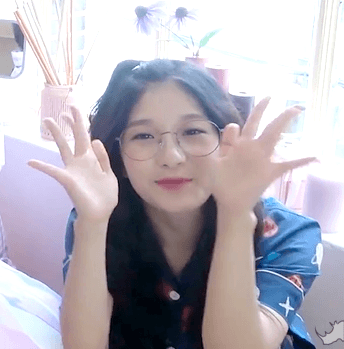 안경이 잘 어울리는 아이돌.gif | 인스티즈