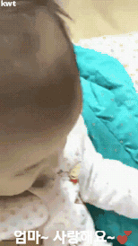 아기에게 손가락 하트를 알려주는 엄마 . gif | 인스티즈