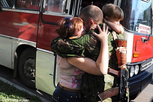 전쟁터에 나가기위해 사랑하는 사람들과 작별인사하는 군인들 | 인스티즈
