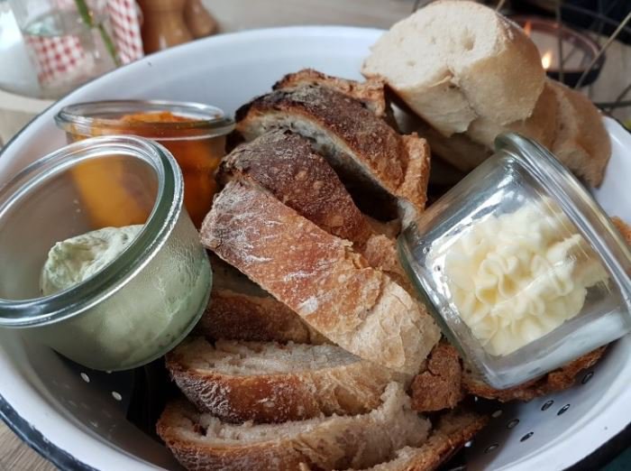 식감때문에 호불호가 많이 갈리는 거친 빵.jpg | 인스티즈