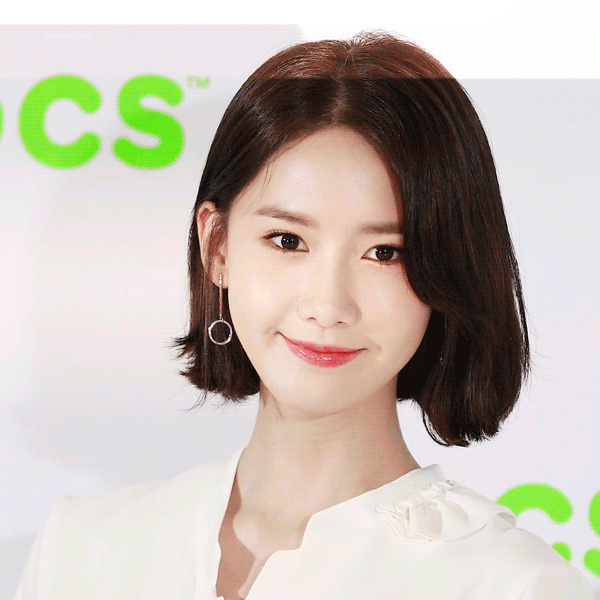 플래쉬 세례에 눈 한번 깜빡 안하는 단발의 윤아.gif | 인스티즈