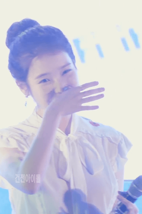 이슬 한잔하는 아이유 .gif | 인스티즈